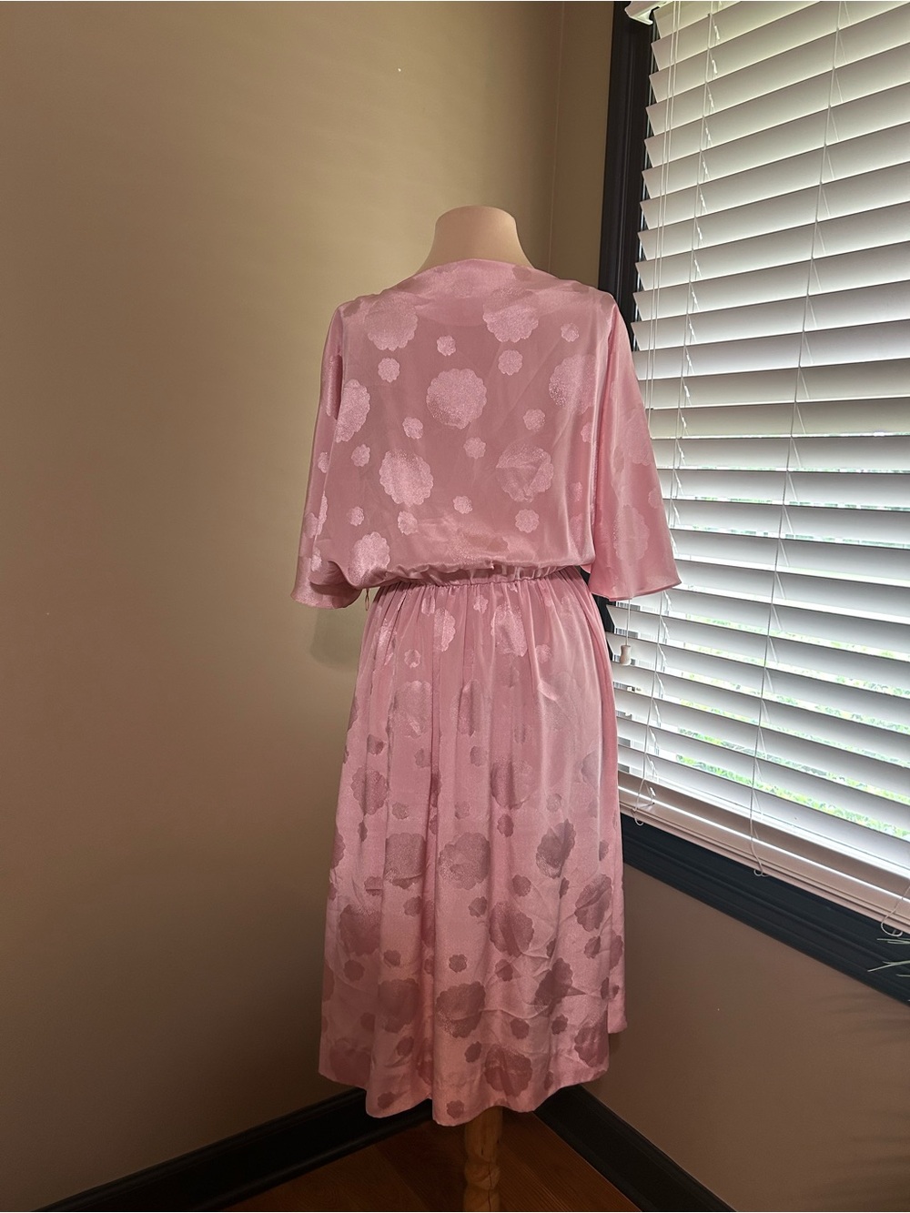 Satin Jacquard Pink Midi Dress with Elastic Waist - Picture 3 of 7